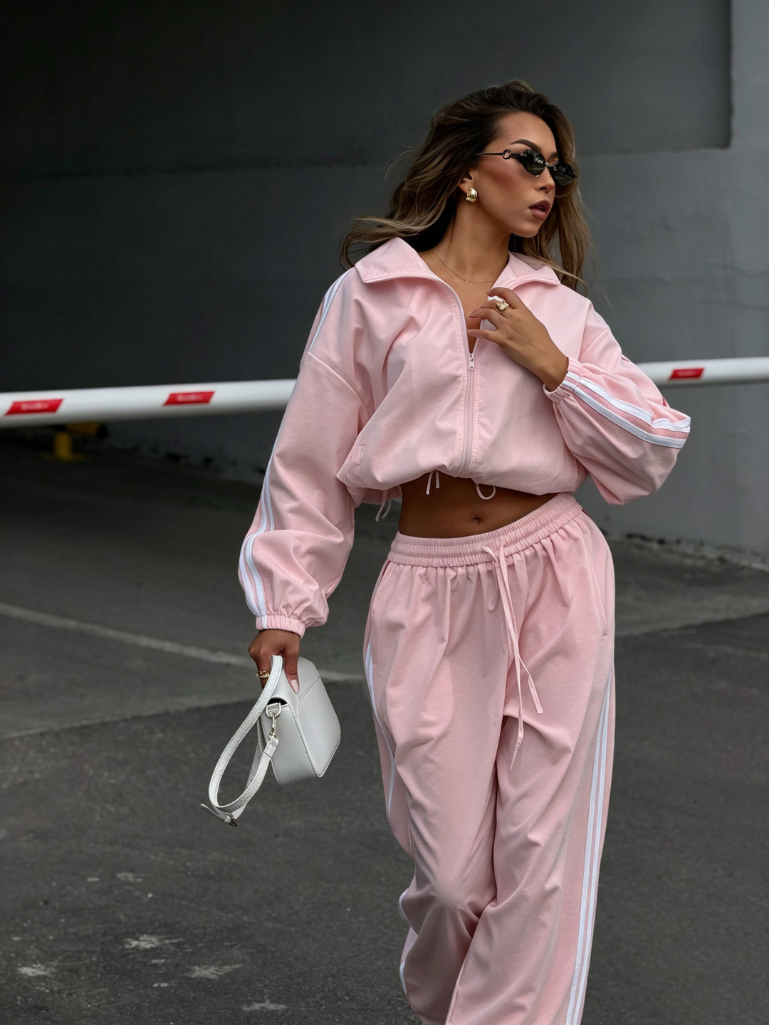 Women's oversized cropped training jacket and high-waisted jogger set with side stripes Mune Fashion