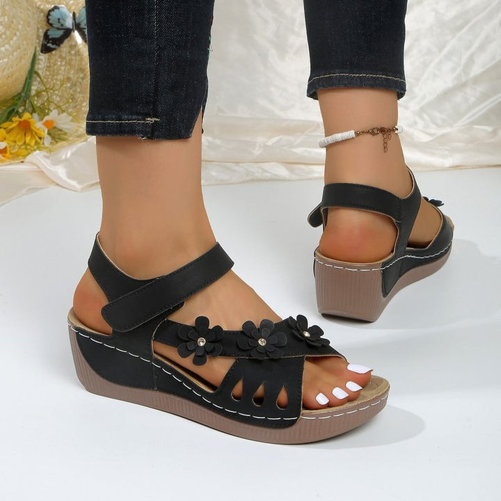 Women's Comfortable Sandals with Velcro Closure, Padded Insole and Flower Appliqué Mune Fashion
