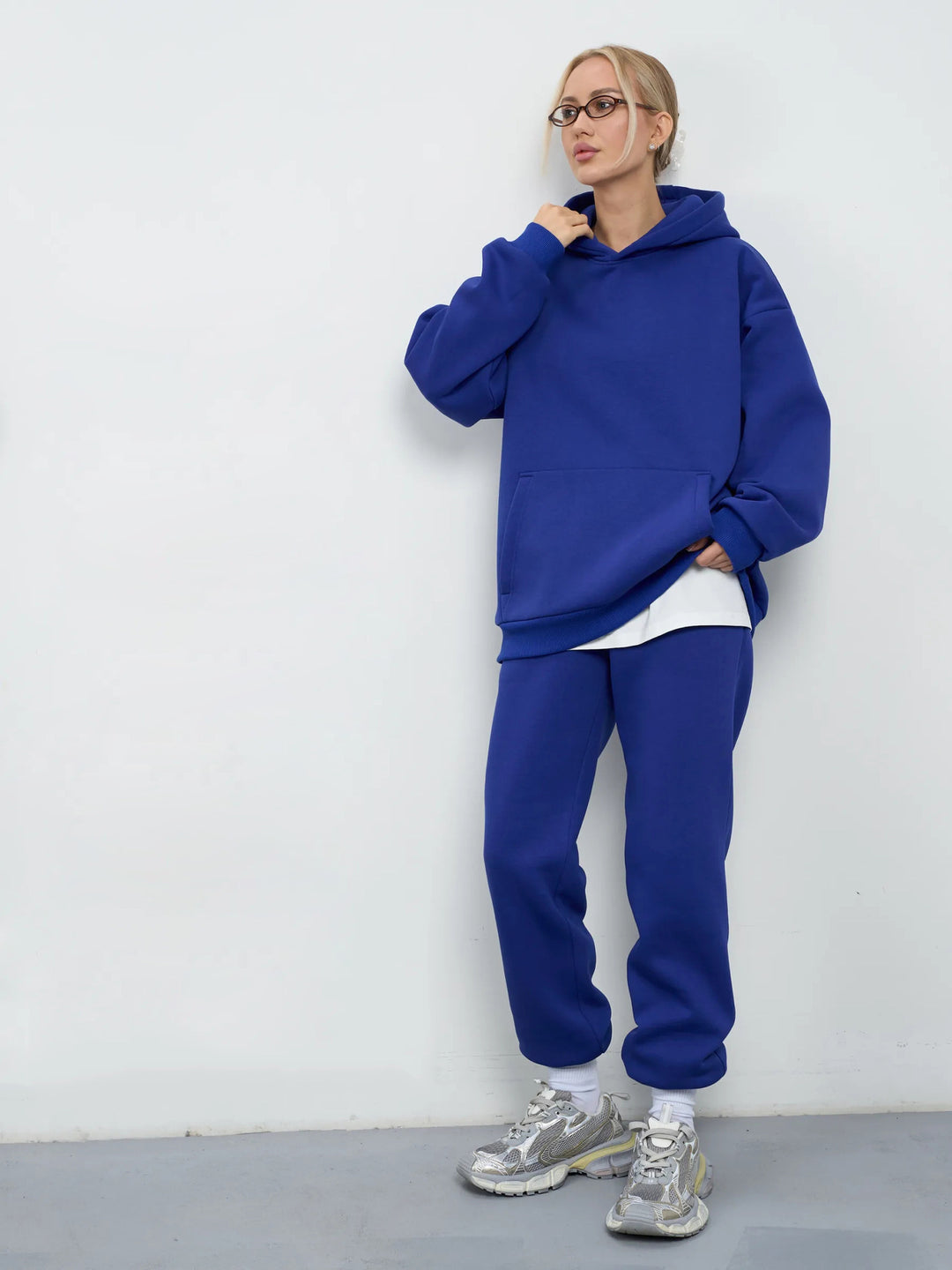 Women's oversized hoodie with kangaroo pocket and soft French terry Mune Fashion