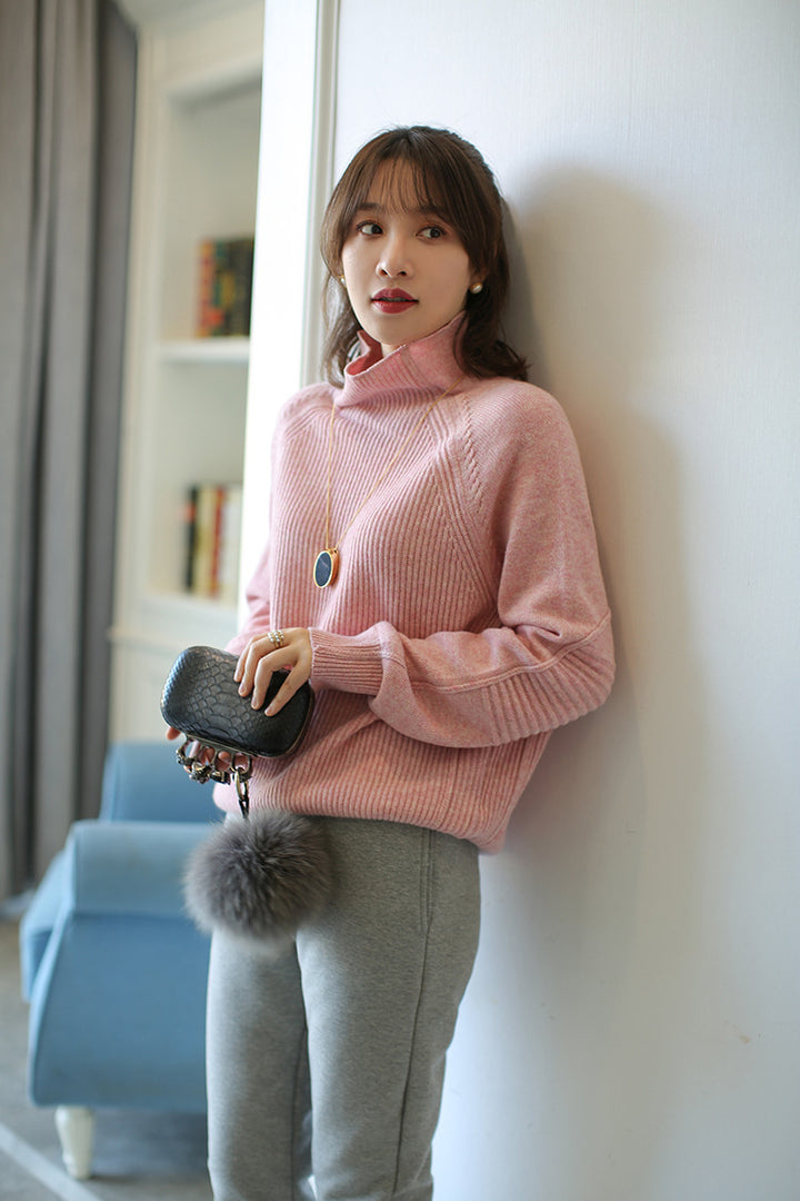 Women's turtleneck sweater made of fine ribbed knit with raglan sleeves and a relaxed silhouette Mune Fashion
