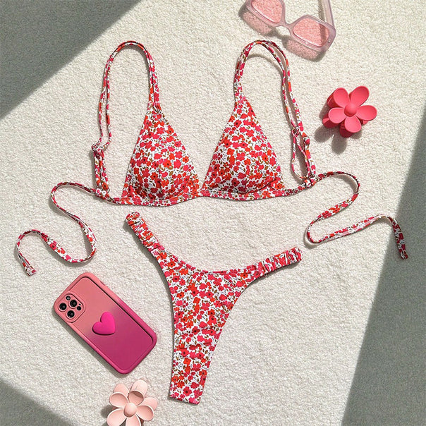 Women's triangle bikini with playful floral design Mune Fashion