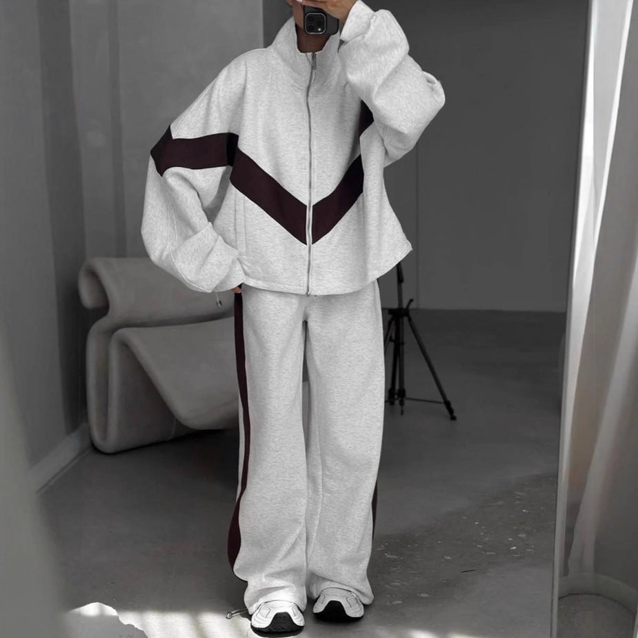 Ladies elegant sporty two-piece tracksuit with zip and contrasting V yoke Mune Fashion