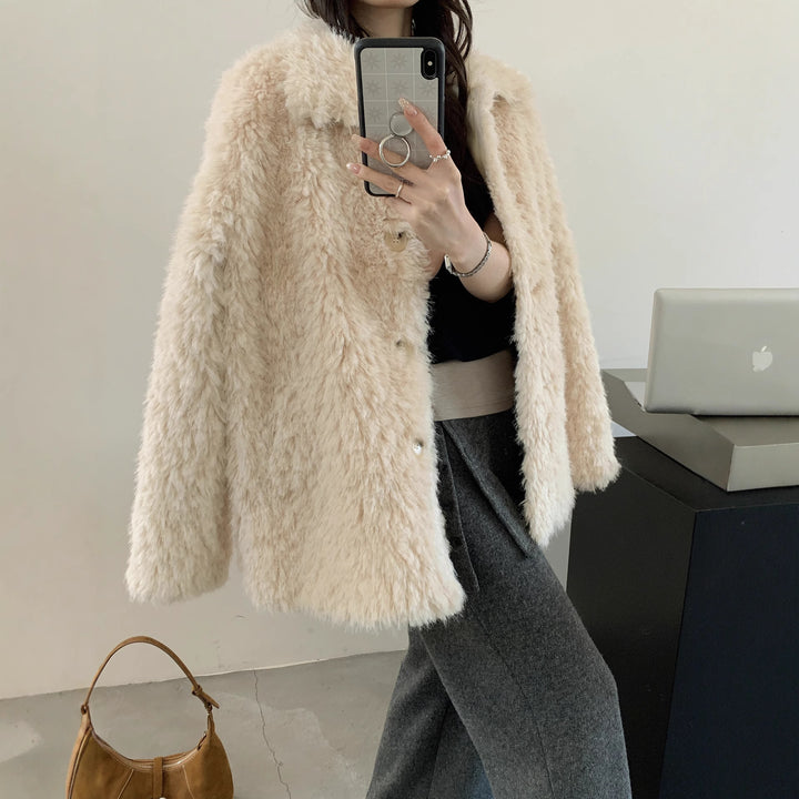 Women Fluffy Teddy Coat made of Faux Fur with Shirt Collar and Boxy Silhouette Mune Fashion