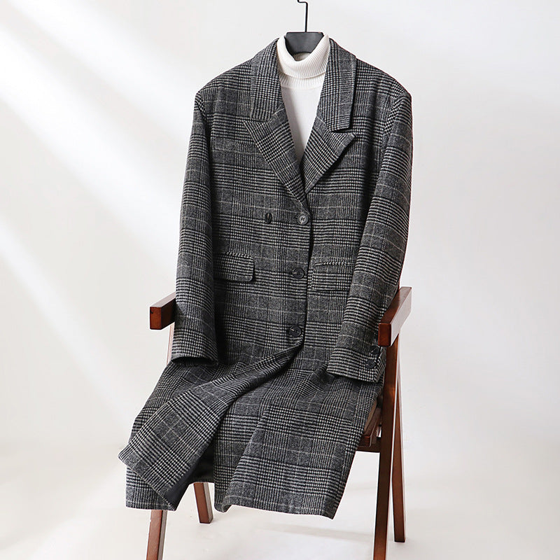 Men's checked long coat made of wool blend with classic lapels and straight cut Mune Fashion