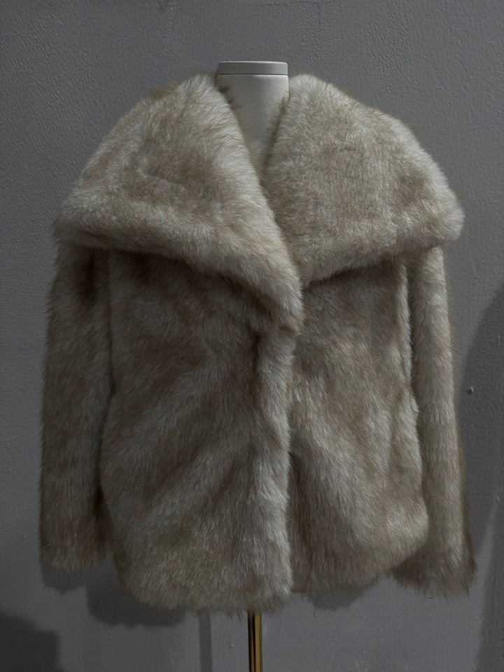 Women's short bolero in boxy cut made of vegan shaggy faux fur with XXL shawl collar Mune Fashion