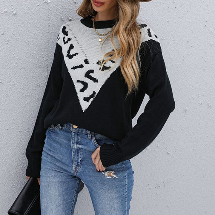 Women's fine knit sweater with contrasting leopard jacquard yoke and casual silhouette Mune Fashion