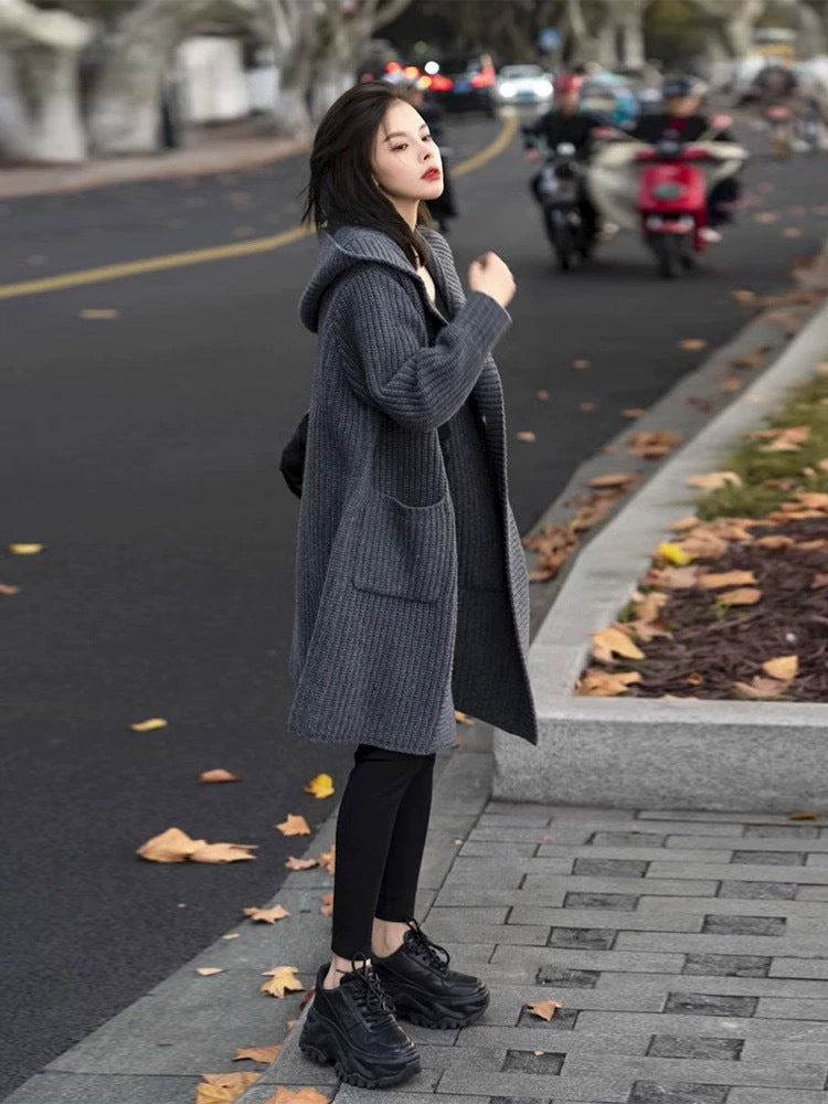 Women's Long Hooded Cardigan made of chunky rib knit with pocket inserts Mune Fashion