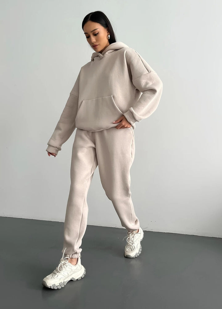 Women's two-piece comfort loungewear set with oversized hoodie, kangaroo pocket, and elastic ankle jogger made of French Terry Mune Fashion