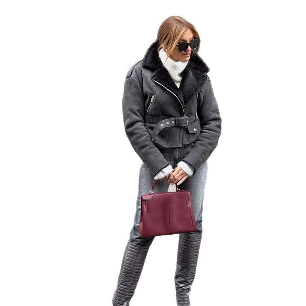 Women's short jacket in biker style made of faux suede with teddy lining and belted waist Mune Fashion