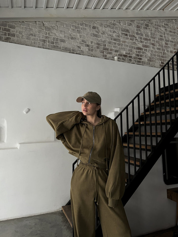 Women's short hoodie lounge set with oversized sleeves and wide jogger pants cut Mune Fashion
