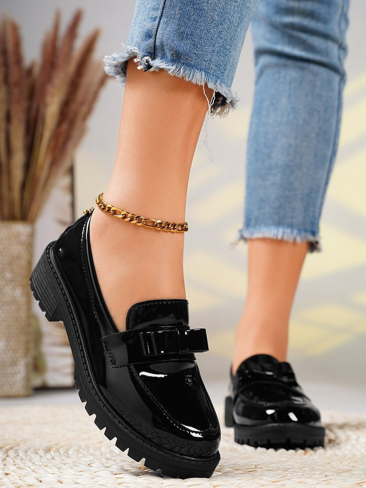 Damen Lack-Loafer mit dekorativem Riemchen und profilierter Gummisohle Mune Fashion