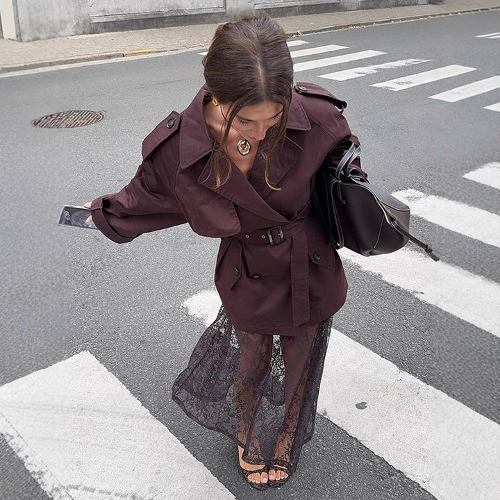 Women's short trench coat with oversized cut, waist belt and prominent shoulder patches Mune Fashion