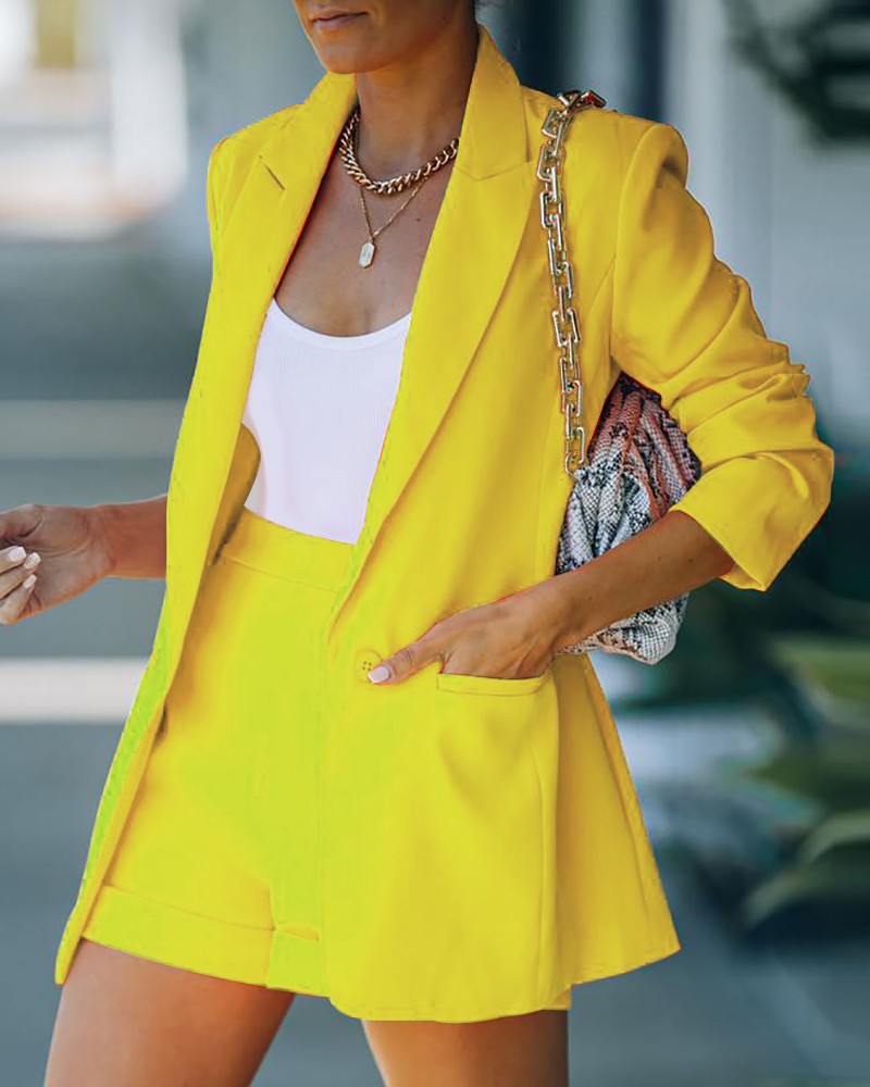 Women's form-fitting long blazer and high-waisted shorts set with dropped shoulders and patch pockets Mune Fashion