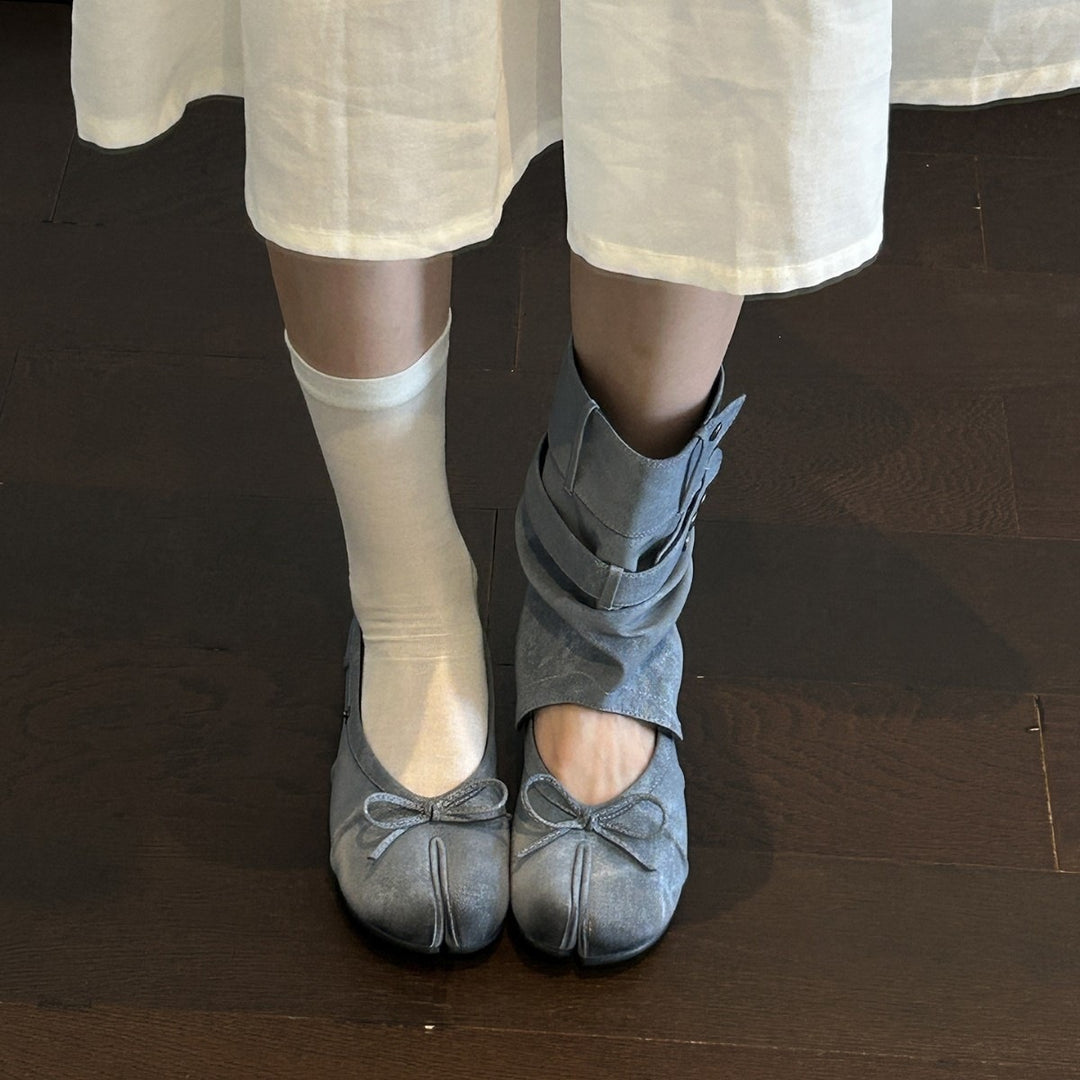 Women's Tabi-inspired suede ballet flats with toe cap seam and bow detail Mune Fashion
