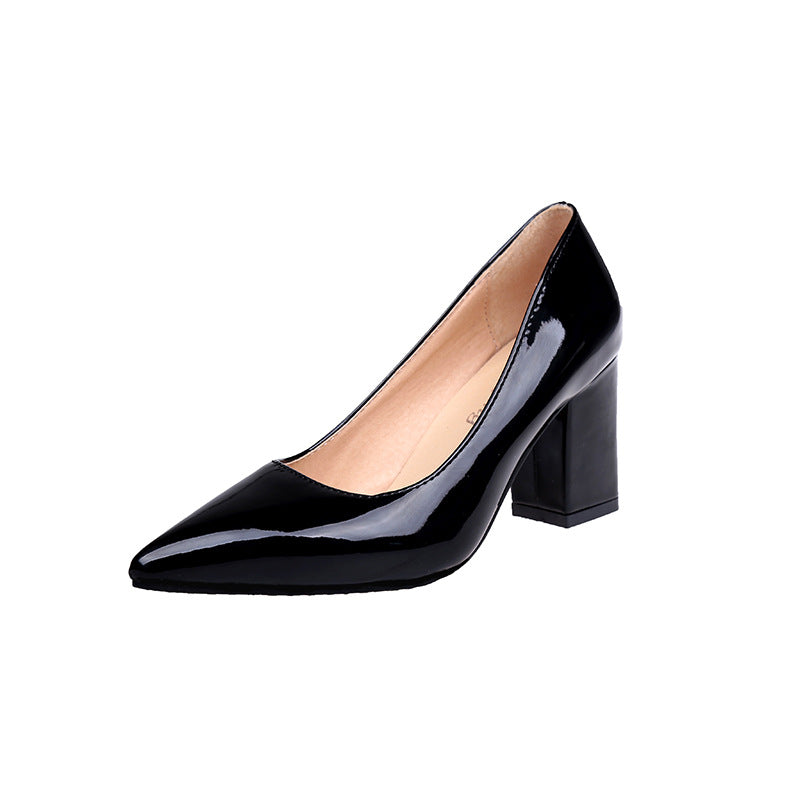 Ladies' patent pumps with pointed toe, mid-height block heel, and padded insole Mune Fashion