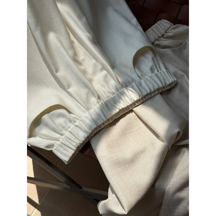 Women's elegantly tailored blouse with elastic cuffs