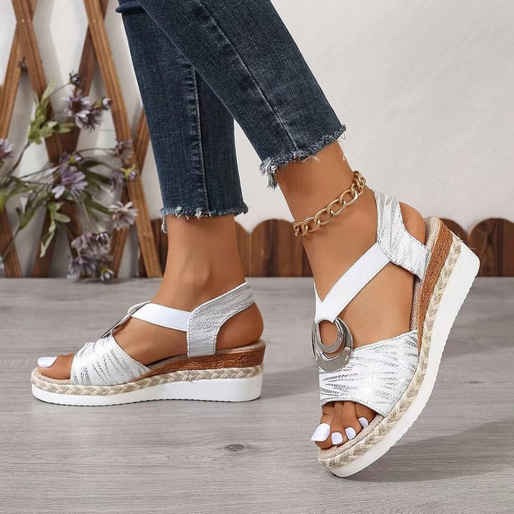 Damen Keil-Sandalen mit Metallic-Optik, dekorativem Ring und Elastik-Fersenriemen Mune Fashion