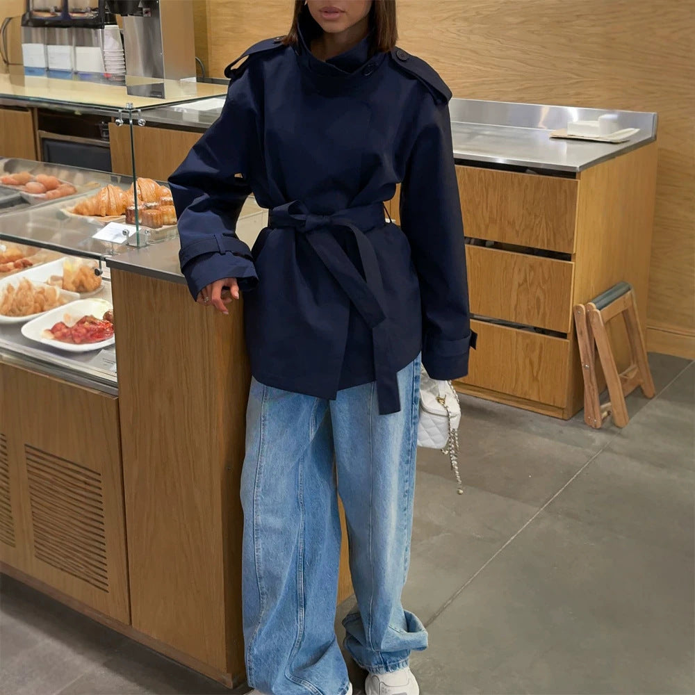 Women's short trench coat with tie belt, high stand-up collar and shoulder flaps Mune Fashion