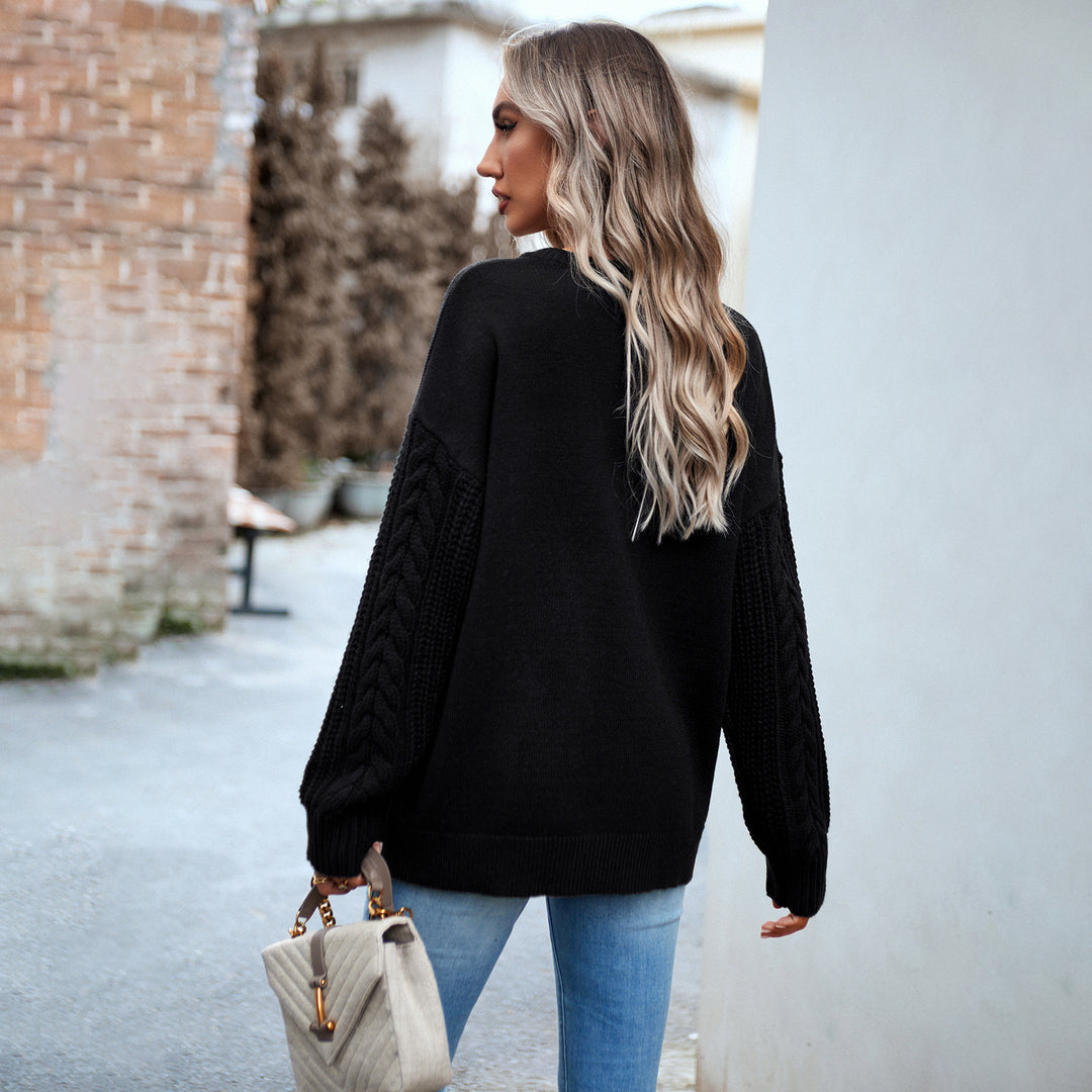 Women's oversized fine knit pullover with round neck and cable pattern sleeves Mune Fashion