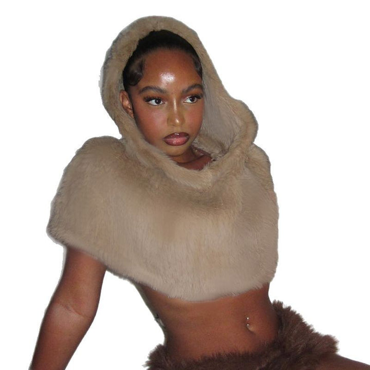 Ladies short hooded capelet made of luxurious faux fur with a concealing shoulder area Mune Fashion