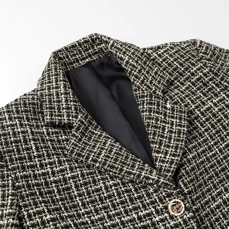 Women's short blazer made of bouclé tweed with a boxy cropped silhouette Mune Fashion