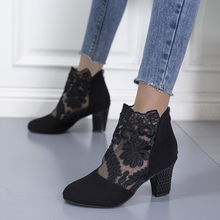 Damen Stiefelette mit transparentem Blumen-Spitzeinsatz und dekorativem Blockabsatz Mune Fashion