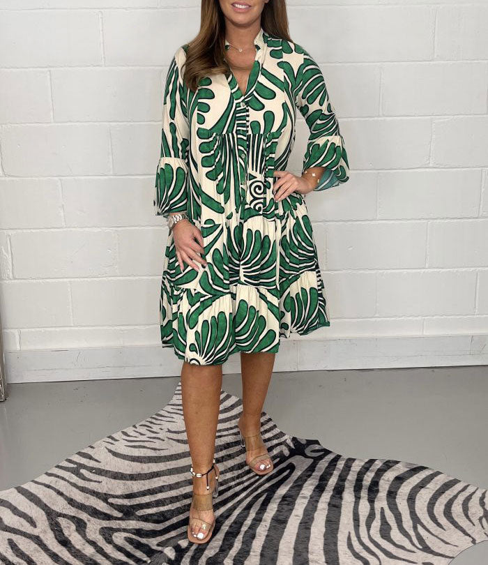 Women's tiered dress with large leaf print, V-neck and three-quarter sleeves Mune Fashion