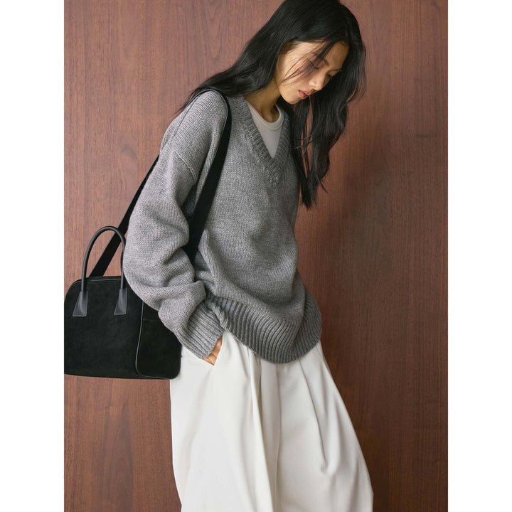 Women's Chunky Knit V-Neck Sweater with Oversized Cut and Wide Ribbed Hem