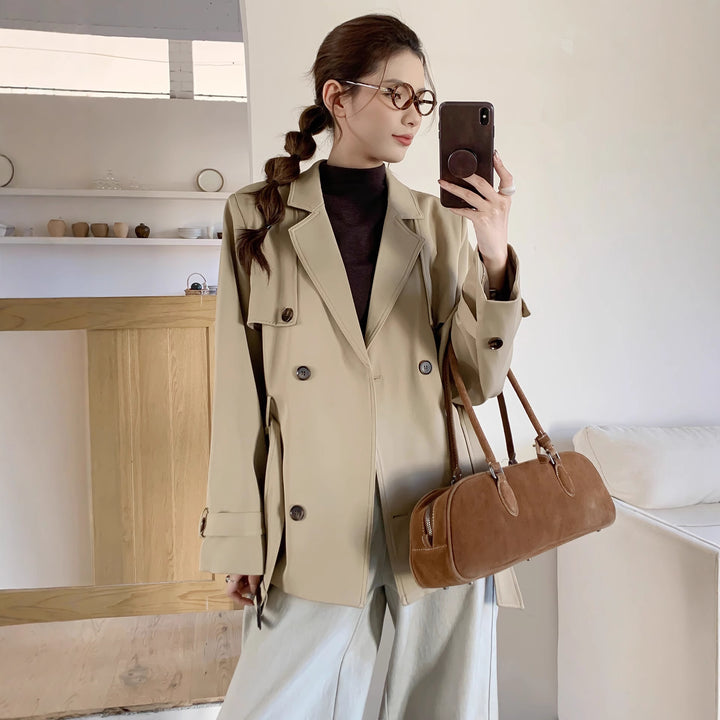 Women's short trench coat in oversized cut with double row and tie belt Mune Fashion