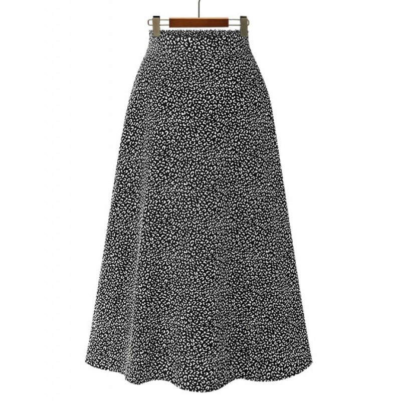 Women high-waisted A-line midi skirt made of boucle knit Mune Fashion
