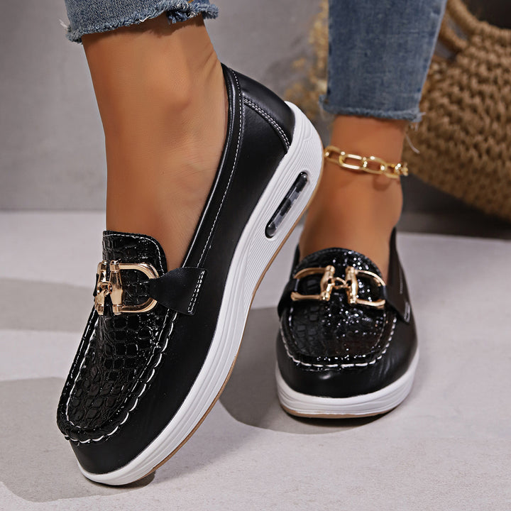 Women's fashionable platform slipper loafer with crocodile embossing, padded comfort insole, and gold decorative chain Mune Fashion