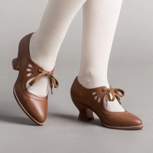 Ladies nan retro strap pumps with curved kitten heel, leaf-shaped cutouts, and decorative bow closure Mune Fashion
