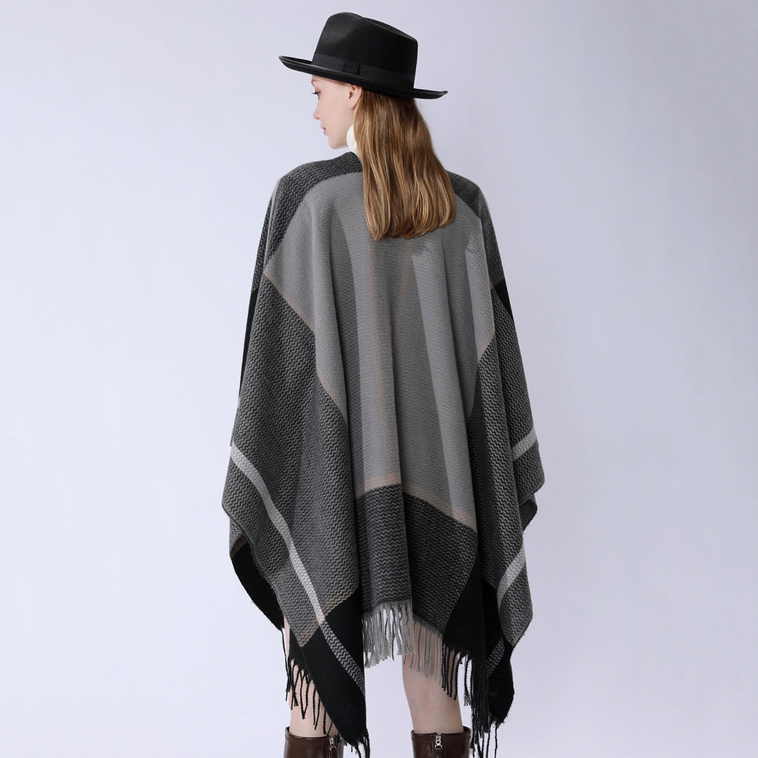 Women's Oversize Cape Poncho made of textured knit blend with V-neck, plaid pattern and fringes Mune Fashion