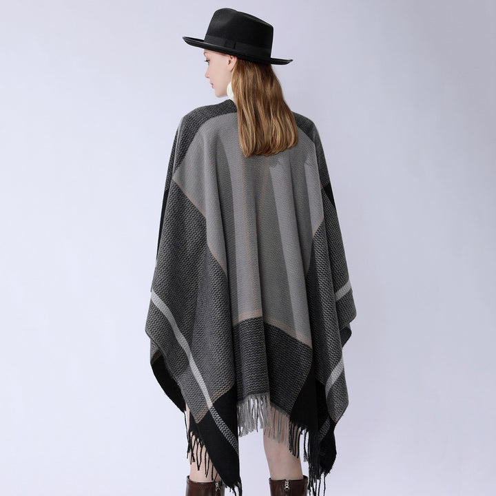 Women's Oversize Cape Poncho made of textured knit blend with V-neck, plaid pattern and fringes Mune Fashion