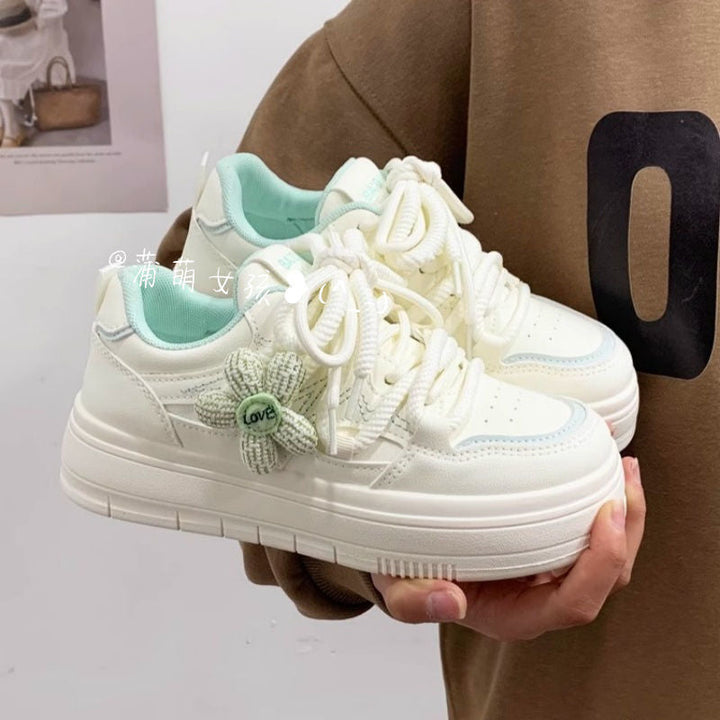 Women's sneakers with floral pendant and comfortable sole Mune Fashion