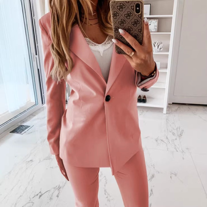 Women’s long blazer with single-breasted button placket, tailored fit, and soft shoulder pads Drune