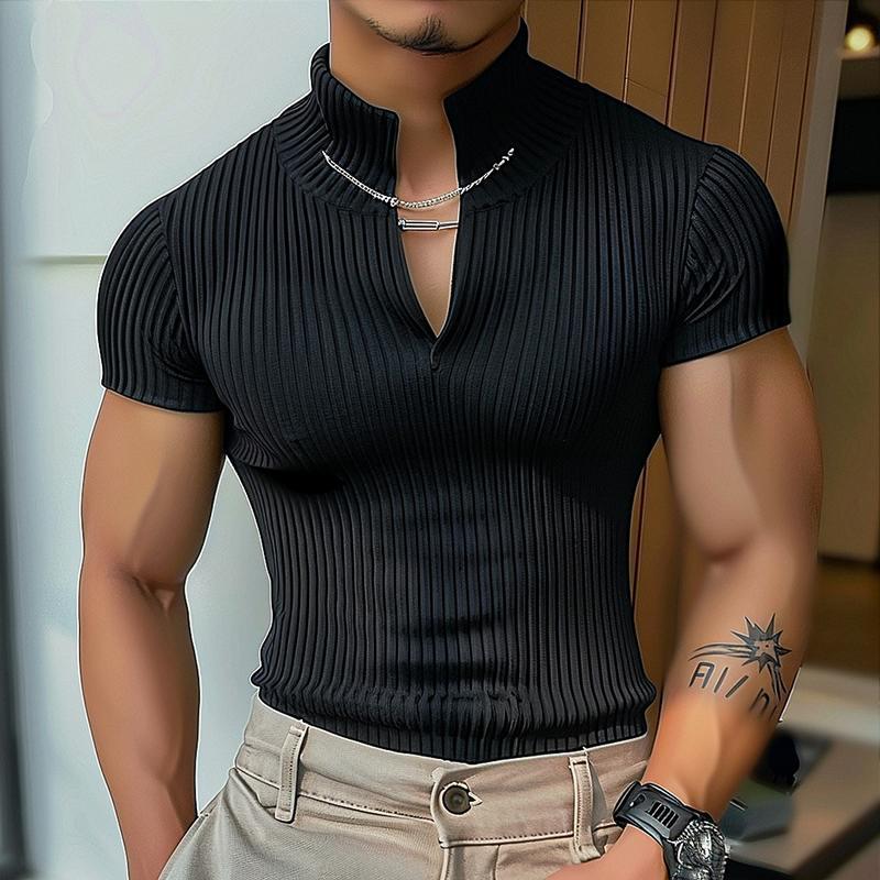 Women's slightly ribbed short-sleeve top with stand-up collar, V-neck and decorative chain Mune Fashion