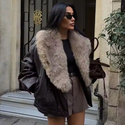 Ladies nan short leather jacket with voluminous fur collar, elastic waistband and patch pockets Mune Fashion