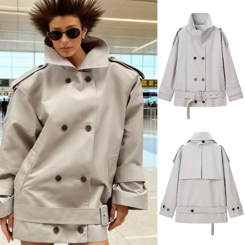 Women's short trench-style jacket with high standing collar, double-breasted front and waist belt Mune Fashion