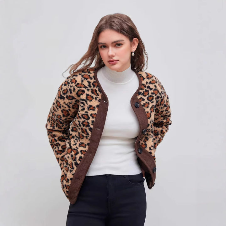 Women's short jacket in teddy look with leopard print and button closure Mune Fashion