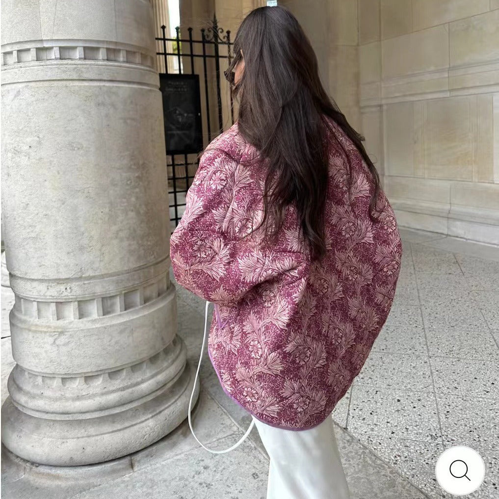 Ladies short-cut quilted jacket in vintage floral pattern with shawl collar and contrasting piping Mune Fashion