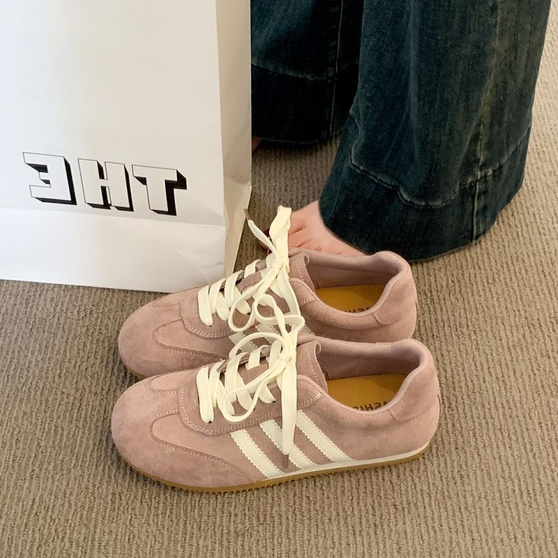 Women's retro sneaker made of suede leather look with three-stripe detail and rubber sole Mune Fashion