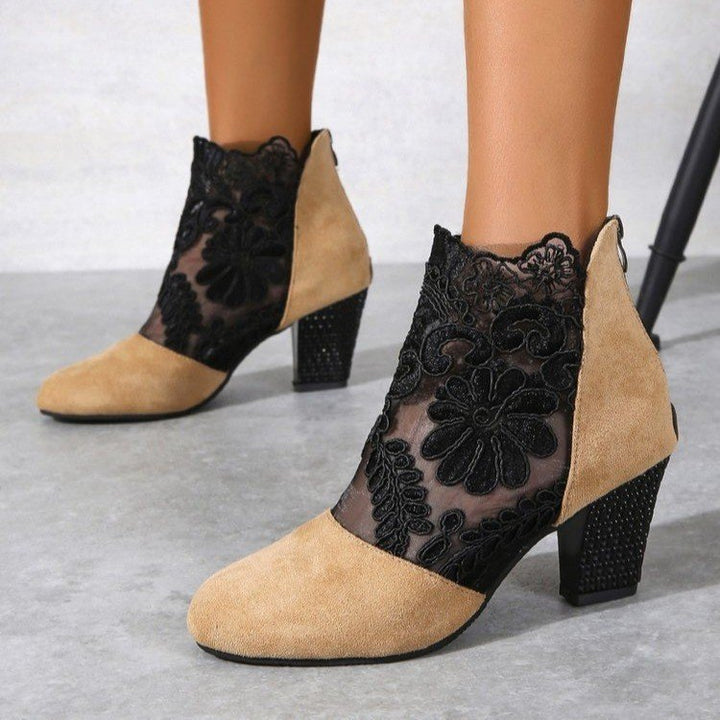 Damen Stiefelette mit transparentem Blumen-Spitzeinsatz und dekorativem Blockabsatz Mune Fashion