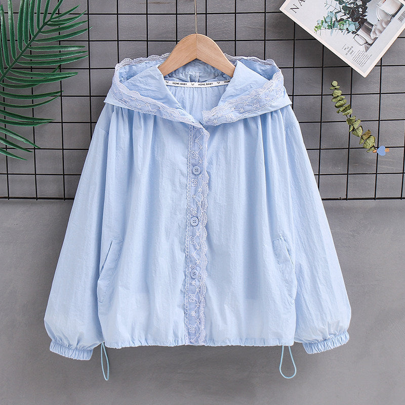 Women's lightweight hooded jacket with lace detail, elastic hem and side pockets Mune Fashion