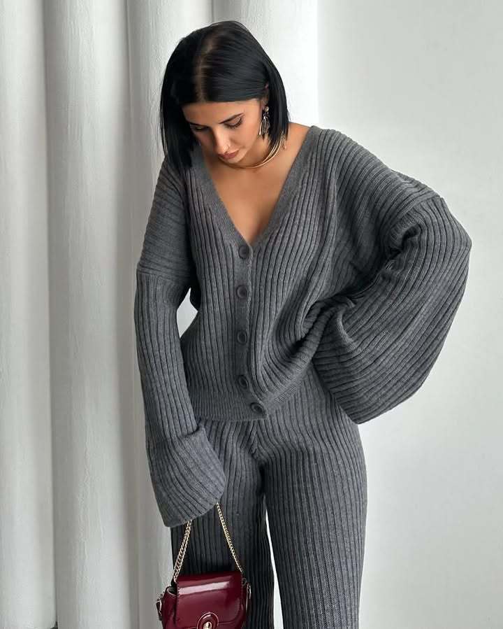 Women's ribbed cardigan with extra-long sleeves and matching high-waisted lounge pants Mune Fashion