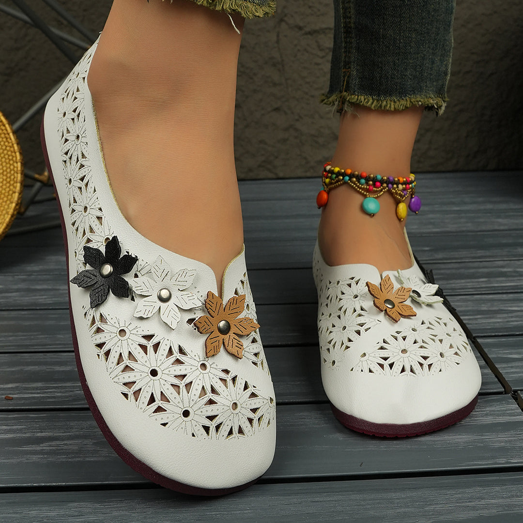 Ladies' flat ballerina slippers with laser perforation and three-dimensional flower appliqué Mune Fashion