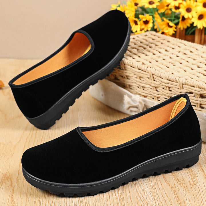 Women's flat velvet ballerinas with cushioned comfort insole and non-slip profiled sole Mune Fashion
