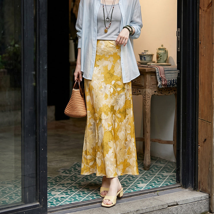 Women's flowing midi skirt with floral print and A-line silhouette in satin-like fabric Mune Fashion