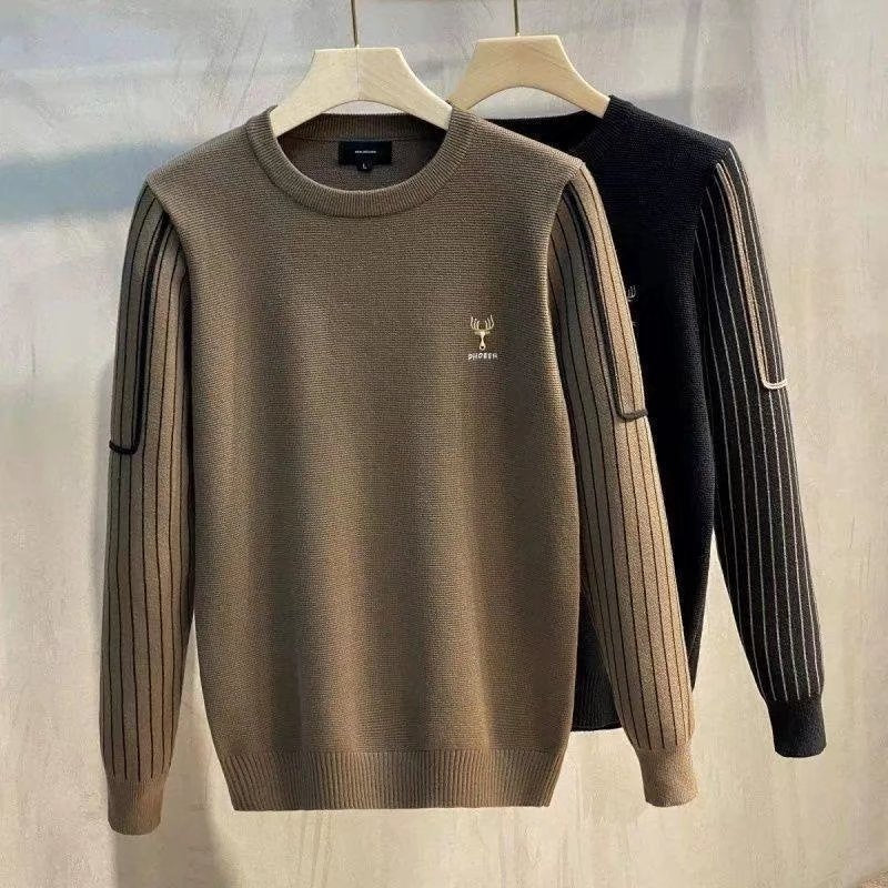 Men's sweater with striped ribbed sleeves and embroidered deer logo Mune Fashion