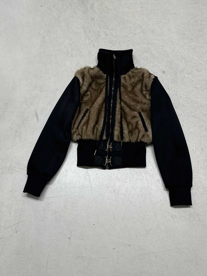 Women's short jacket with faux fur front, high standing collar and tailored ribbed waistband Mune Fashion